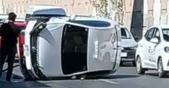 Taxista vuelca en lateral de Salvador Nava
