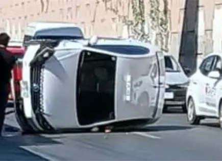 Taxista vuelca en lateral de Salvador Nava