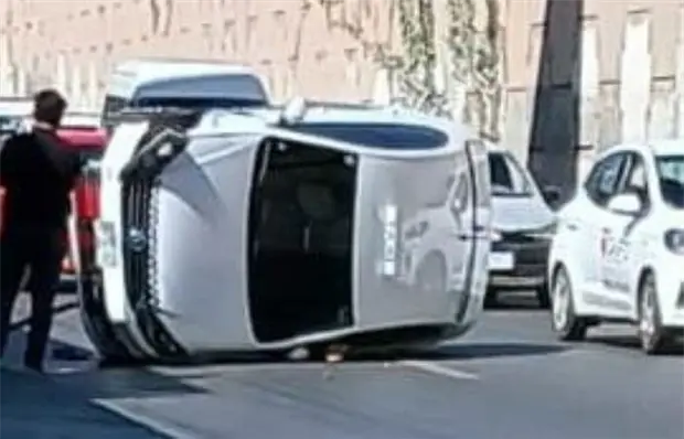 Taxista vuelca en lateral de Salvador Nava