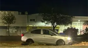 Autom&oacute;vil se sale del camino en la carretera 57