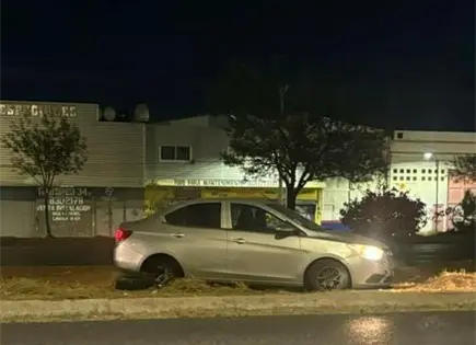 Autom&oacute;vil se sale del camino en la carretera 57