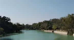 El r&iacute;o Valles, casi en su escala cr&iacute;tica