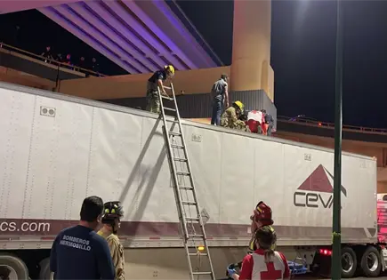 Joven sobrevive tras lanzarse de distribuidor en Hermosillo