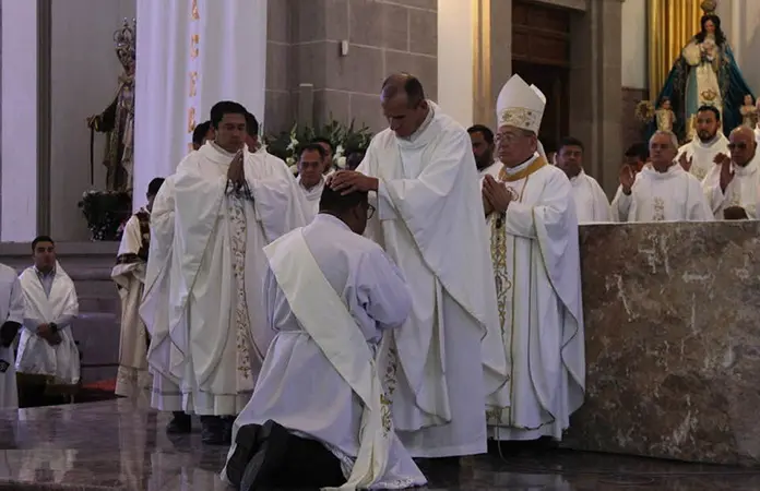 Ordena obispo a un diacono y a un sacerdote