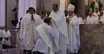 Ordena obispo a un diacono y a un sacerdote