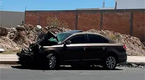 Por alcance, choca carro en la avenida Ju&aacute;rez