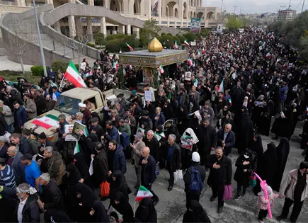 Estados Unidos amenaza infraestructura iran&iacute; tras cierre de Ormuz