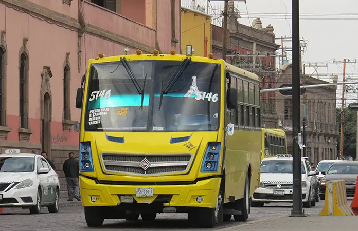 Fallas en transporte afectan a estudiantes