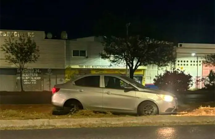 Vehículo se sale de la carretera y acaba averiado