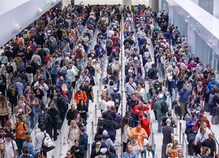 Agentes del ICE apoyan en aeropuertos para mitigar filas largas