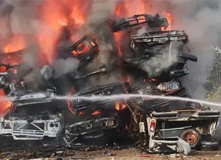 Fotos | Incendio en corral&oacute;n consume decenas de autos 