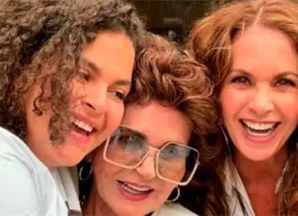Lucero Le&oacute;n recibe emotiva felicitaci&oacute;n de su hija y nieta