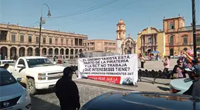 Taxistas bloquean vialidad en Fundadores; retienen a Ubers