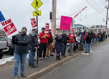 Trabajadores de astillero en Maine se van a huelga