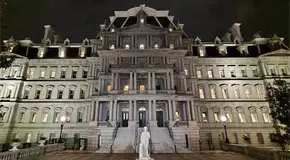 Trump reconoce a Col&oacute;n, con estatua