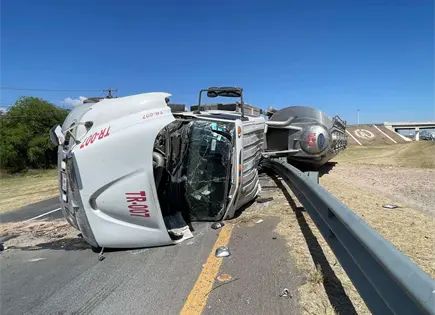 Vuelca tr&aacute;iler en Villa de Reyes
