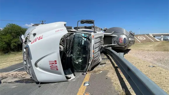 Vuelca tr&aacute;iler en Villa de Reyes