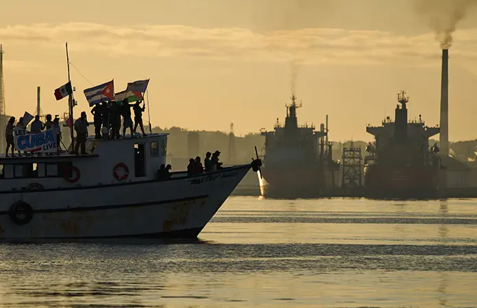 Arriba a La Habana primer barco de ayuda