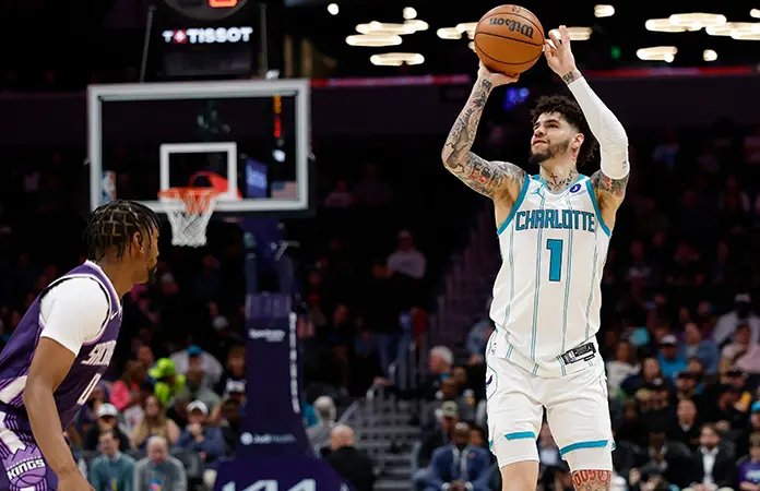 Charlotte arrolla a los de Sacramento