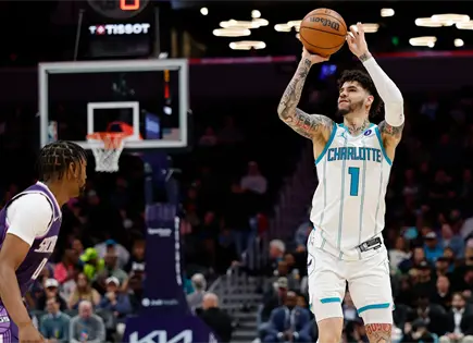 Coby White iguala r&eacute;cord de triples en victoria de Hornets