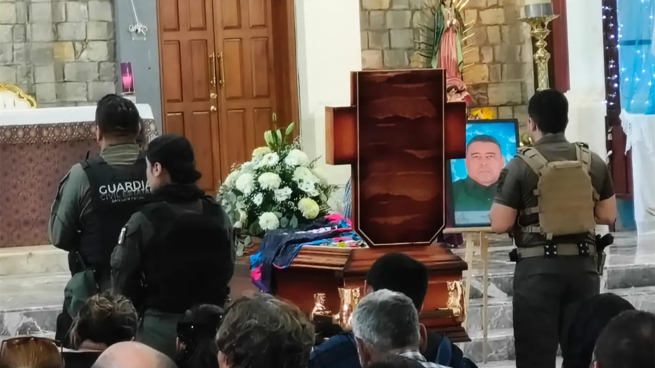 Despiden a policía vallense caído en cumplimiento de su deber