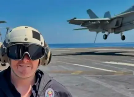 Embajador Johnson visita USS Nimitz frente a costas mexicanas