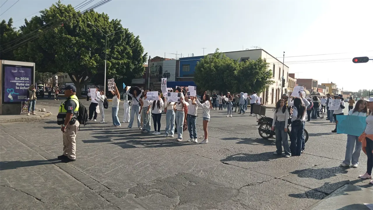 Exigen justicia para estudiante Miguel Ángel Rocha; bloquean la FGE