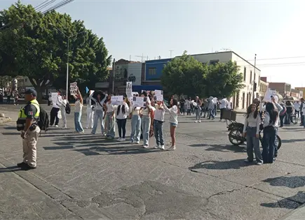 Exigen justicia para estudiante Miguel Ángel Rocha; bloquean la FGE Exigen justicia para estudiante Miguel Ángel Rocha; bloquean la FGE