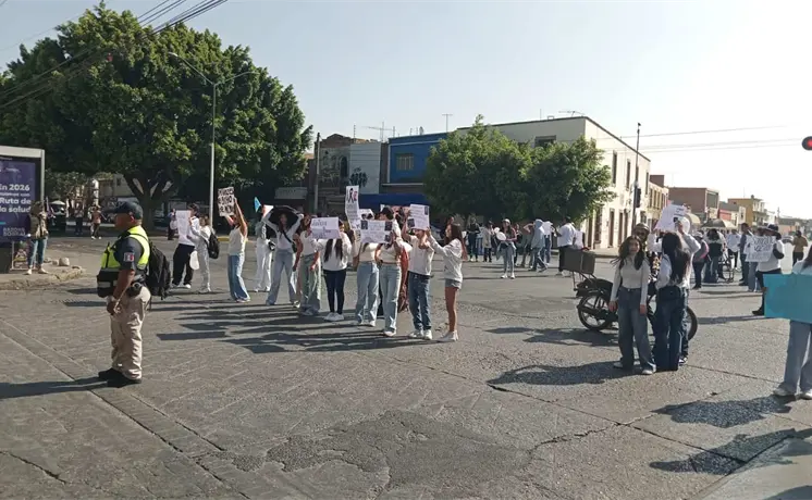 Exigen justicia para estudiante Miguel Ángel Rocha; bloquean la FGE Exigen justicia para estudiante Miguel Ángel Rocha; bloquean la FGE