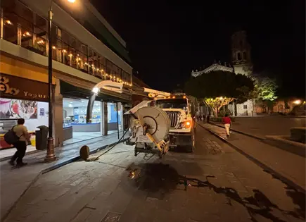 Refuerzan limpieza de drenaje en el Centro ante vacaciones Refuerzan limpieza de drenaje en el Centro ante vacaciones