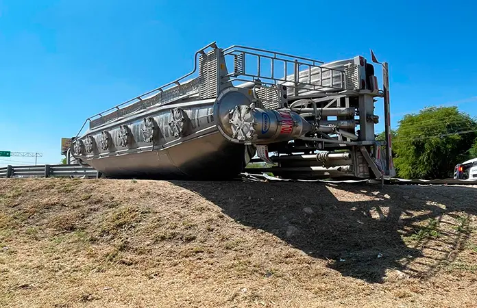 Vuelca tráiler con melaza al ingresar a la carretera 57
