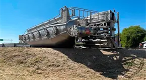 Vuelca tráiler con melaza al ingresar a la carretera 57