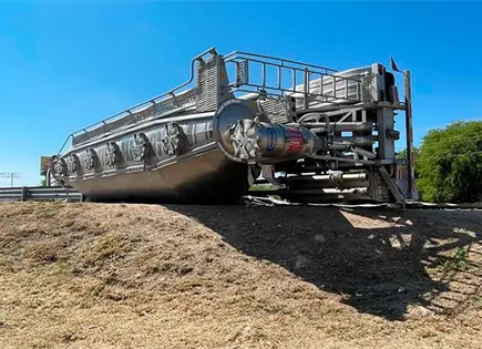 Vuelca tráiler con melaza al ingresar a la carretera 57 Vuelca tráiler con melaza al ingresar a la carretera 57