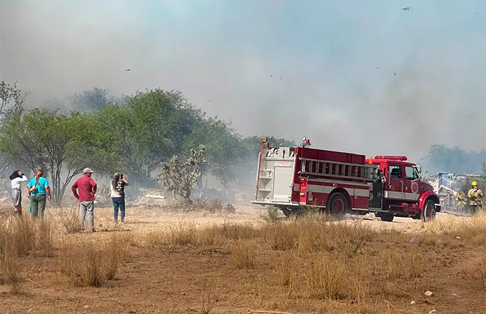 Se queman tiraderos ilegales cerca de Periférico Poniente