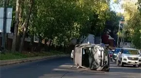 Sin heridos, volcadura en bulevar Río Santiago