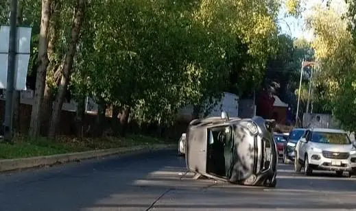 Sin heridos, volcadura en bulevar R&iacute;o Santiago
