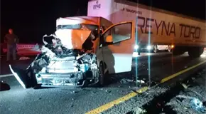 Chofer de personal queda prensado en accidente sobre la 57