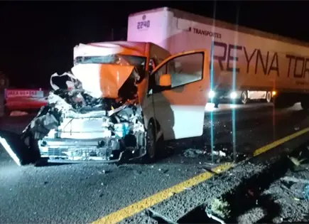 Chofer de personal queda prensado en accidente sobre la 57