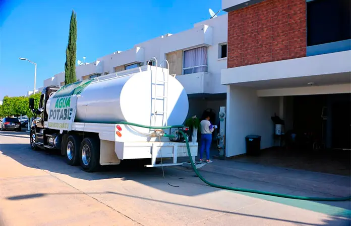 Ante desabasto, pipas distribuyen agua en colonias