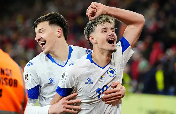 Bosnia y Checos avanzan en penales