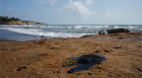 Chapopoteras y buque, fuente del derrame