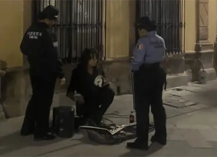 Rocker enmascarado denuncia maltrato de policías Rocker enmascarado denuncia maltrato de policías