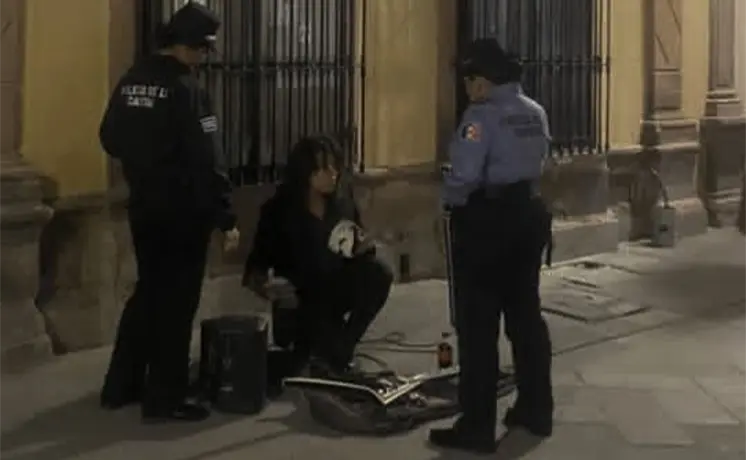 Rocker enmascarado denuncia maltrato de policías Rocker enmascarado denuncia maltrato de policías