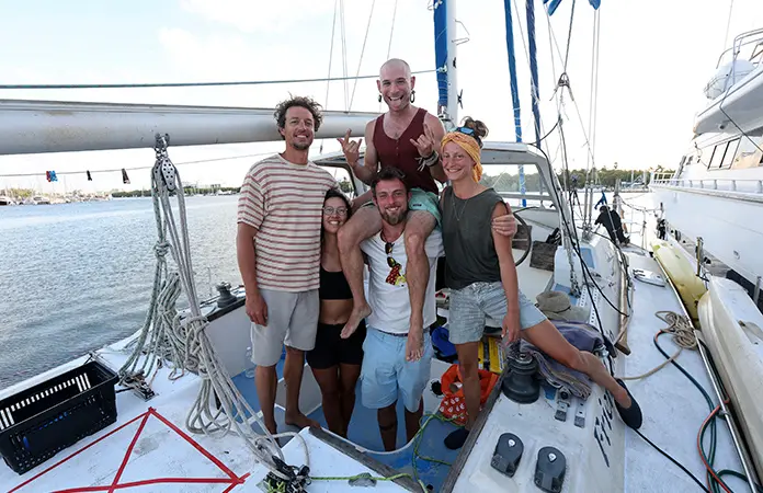 Marina busca dos veleros