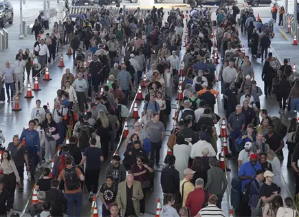 Trump firma orden para pagar a agentes TSA ante crisis