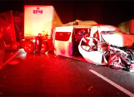 Desigual choque deja a chofer en estado grave