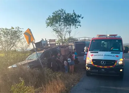 Familia sufre percance en la r&uacute;a Valles-Mante