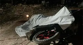 Hampones ejecutan a un joven en moto