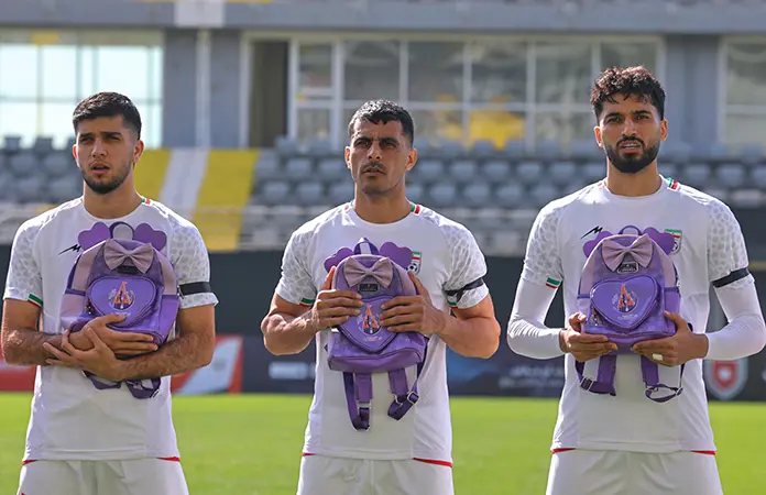 Selección de fútbol iraní honra a estudiantes de primaria