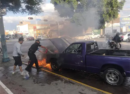 Apagan incendio de veh&iacute;culo en avenida Reforma